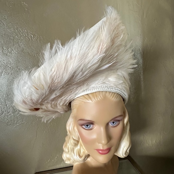 INCREDIBLE VINTAGE 70s' OFF WHITE FELT & FEATHER WIDE BRIM CHURCH HAT